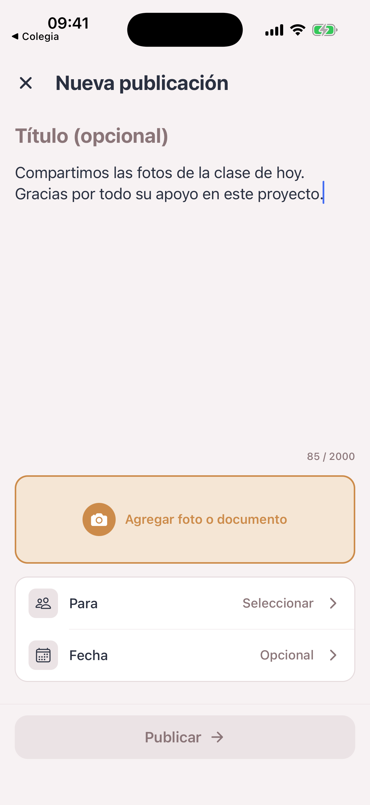 App de maestros de Colegia: compartir una foto del salón con las familias.